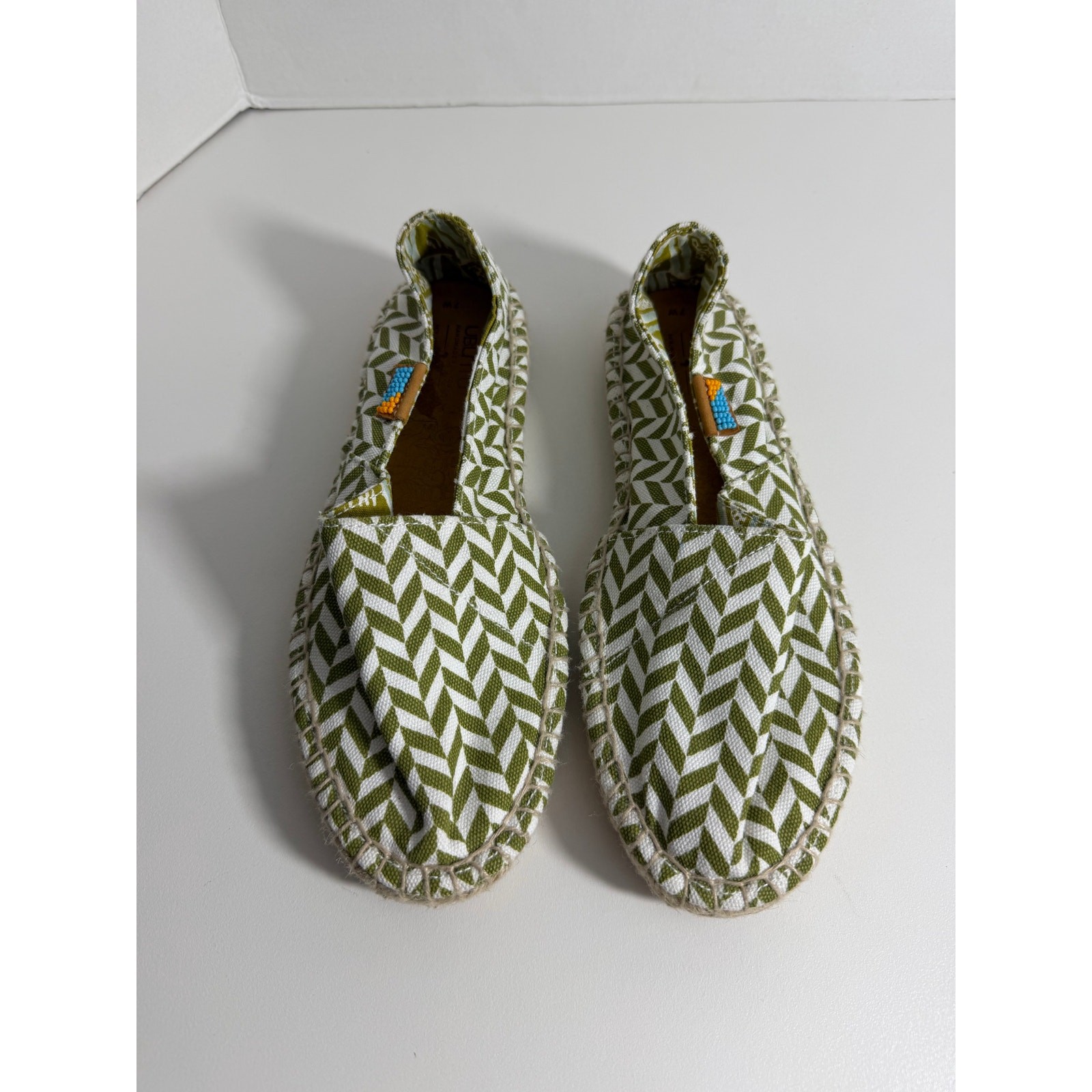 NWOB Ubntu Espadrilles Green Chevron Print Womens Size 7