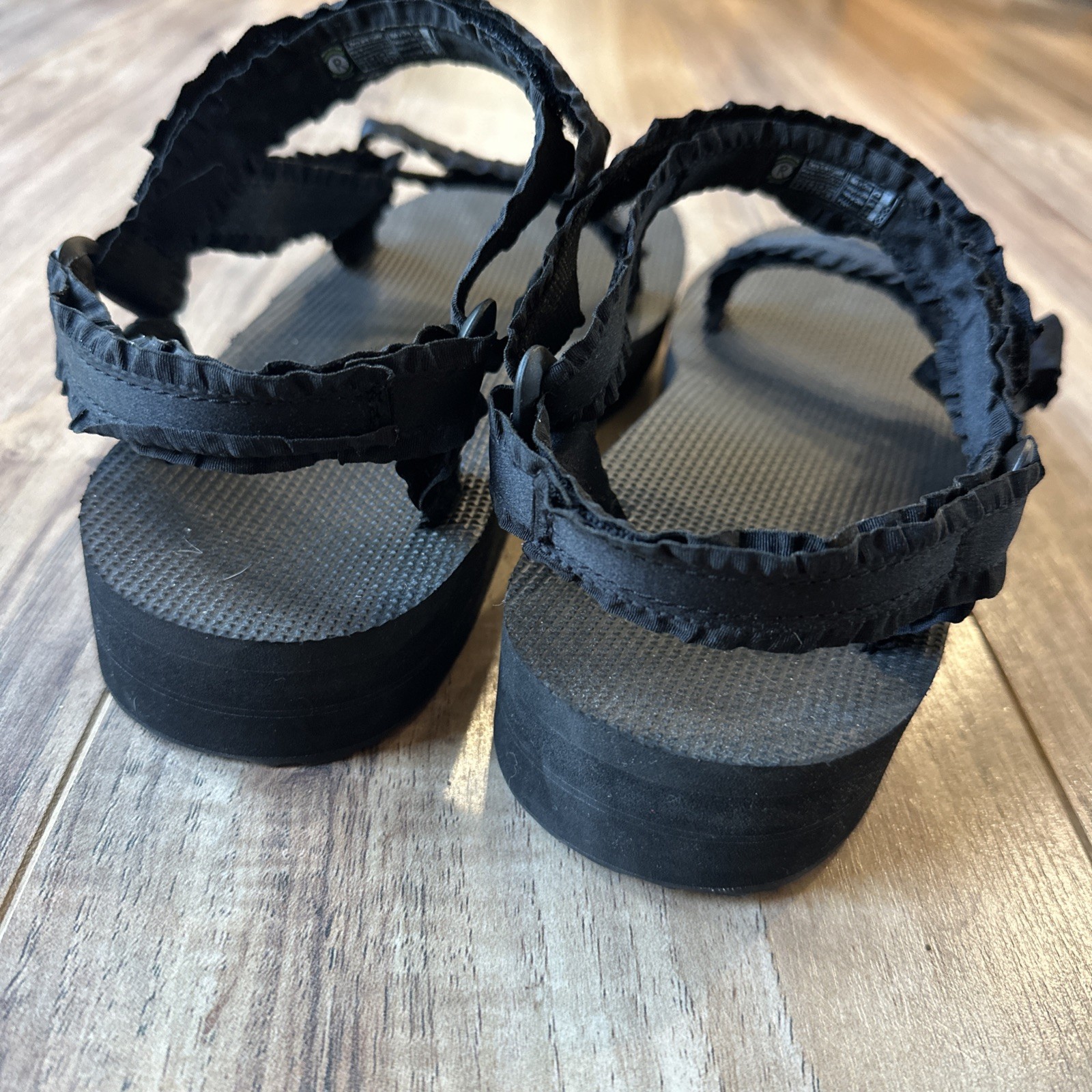 Teva Midform Universal Adorn Ruffle black sandals Women’s Size 9 EUC rare HTF