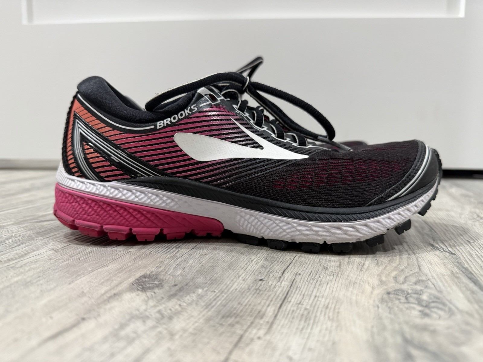 Brooks Ghost 10 Women’s Size 7 B Medium Running Shoes Black Pink 1202461B067
