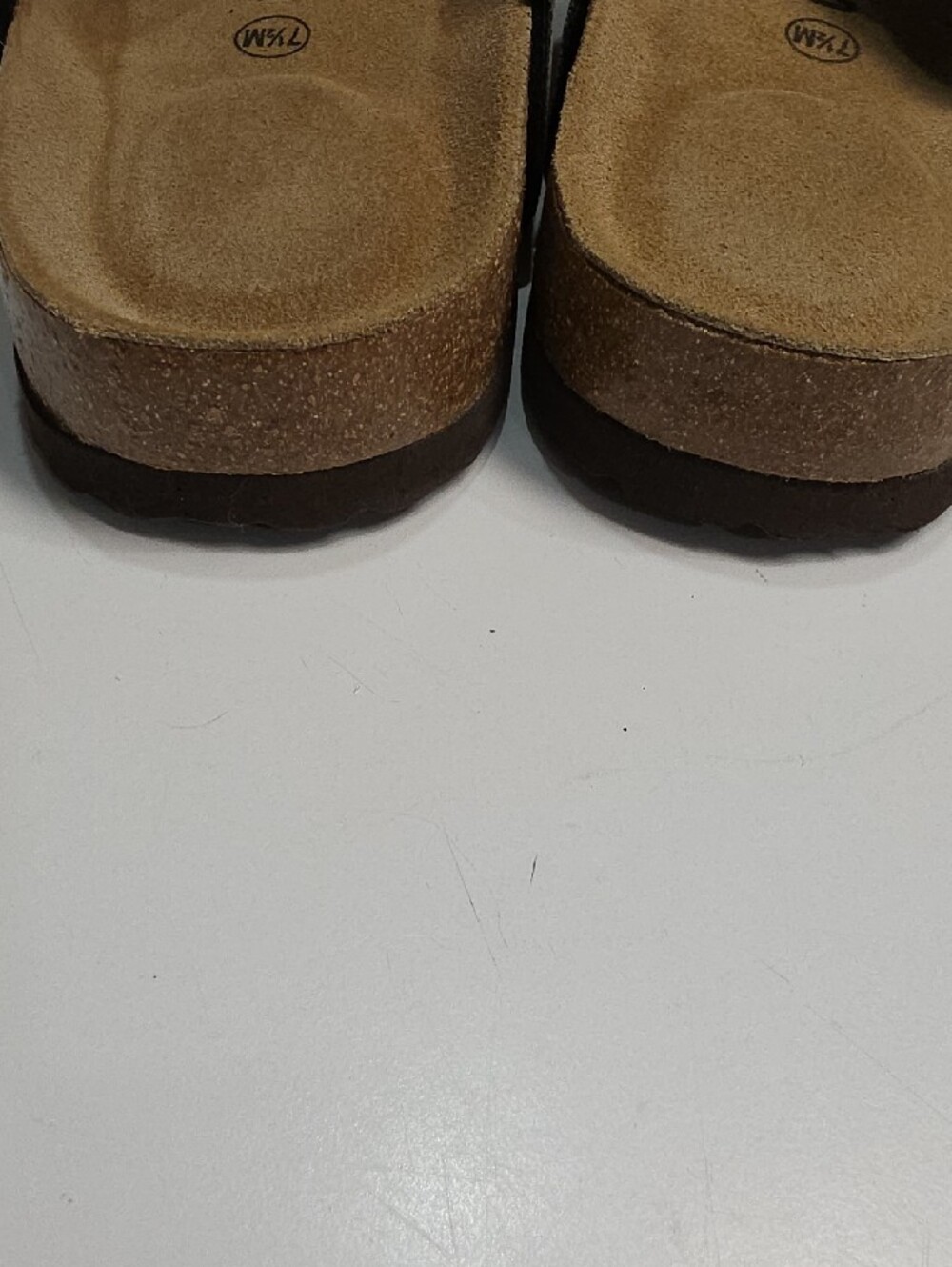 Cushionaire Leah Cork Footbed Leather Thong Sandals Adjustable Buckle – Size 7.5