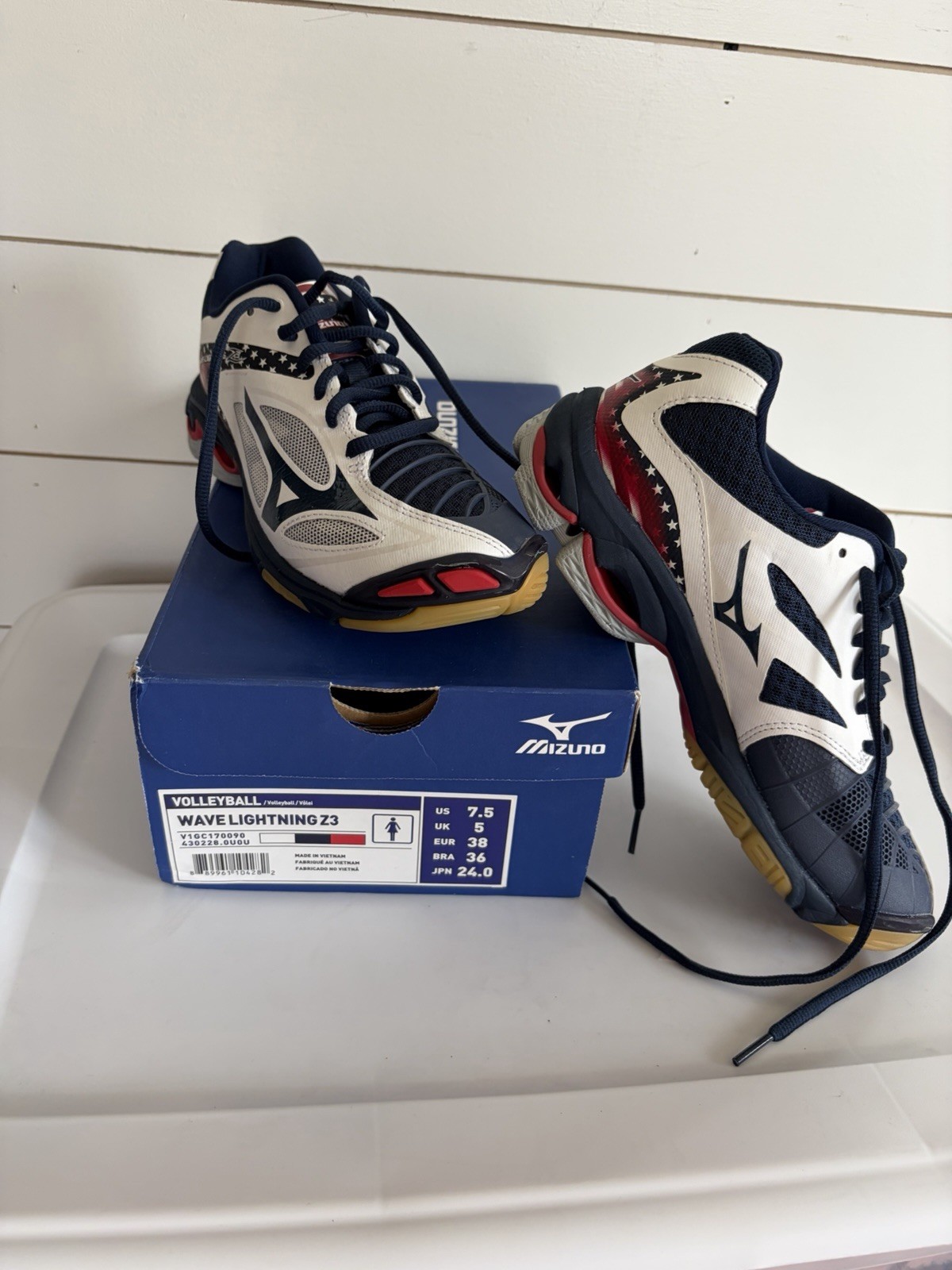 Mizuno Wave Lightning Z3 Women’s Volleyball Sneakers White Navy Red Star Lace Up