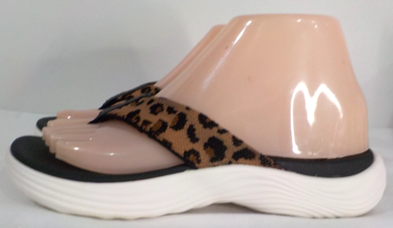 CLARKS Cloudsteppers LOLA Point Animal Print Foam Sole Thong Sandal Womens Sz 6