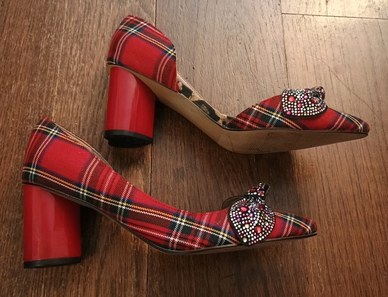 Betsey Johnson Hollie Pumps Red Plaid Rhinestone Bow Heart Shaped 2.5″ Heels 8.5