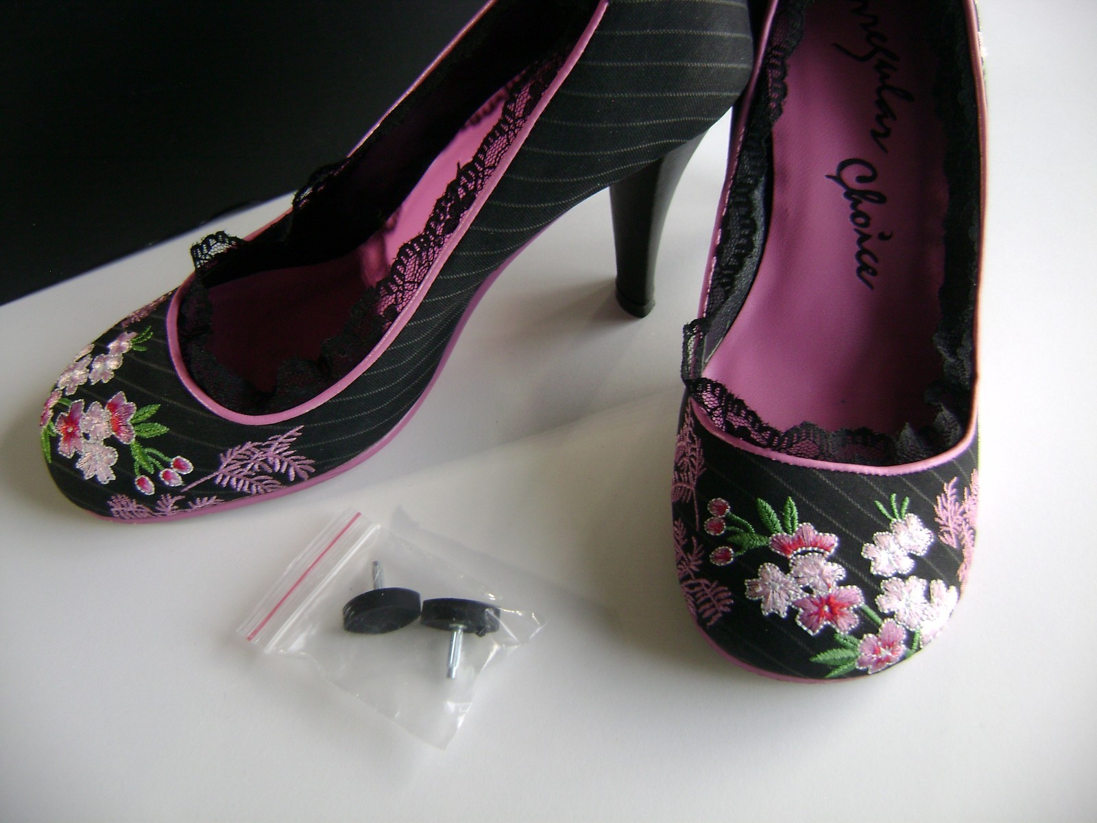 IRREGULAR CHOICE WOMEN’S SHOES 37 BLACK PINK FLORAL EMBROIDERY U.S. SIZE 6 PUMPS