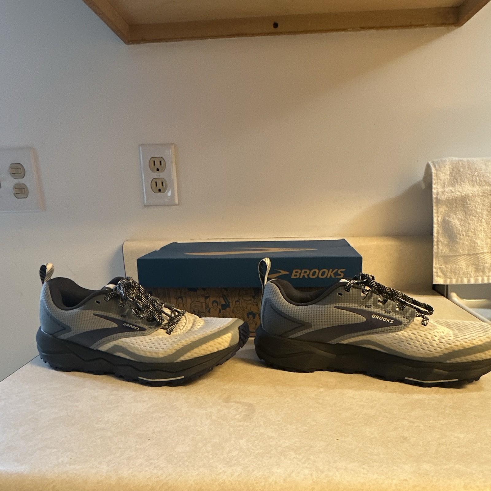 Brooks Divide 2 Women’s Trail Running Sneakers Gray White Black Blue Mesh
