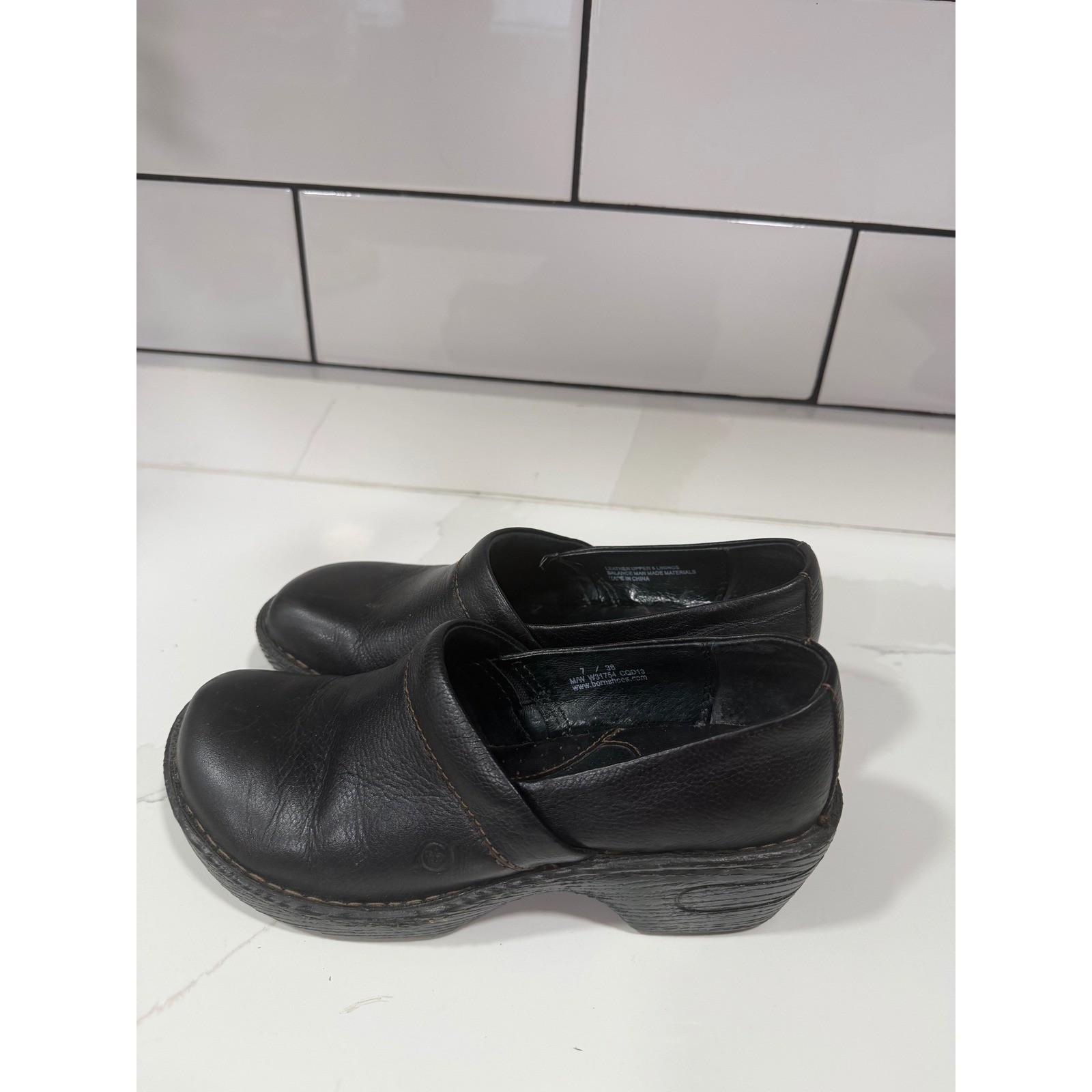 Born Black Leather Clogs W31754 Comfort Slip On Shoes Womens 7 M/W EU 38